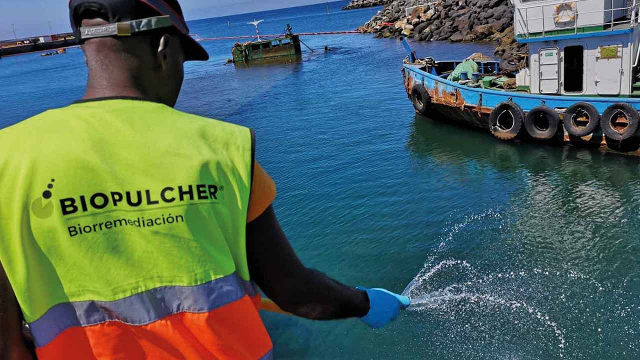 Operario de BioPulcher aplicando el biorremediador en el puerto de Gran Tarajal